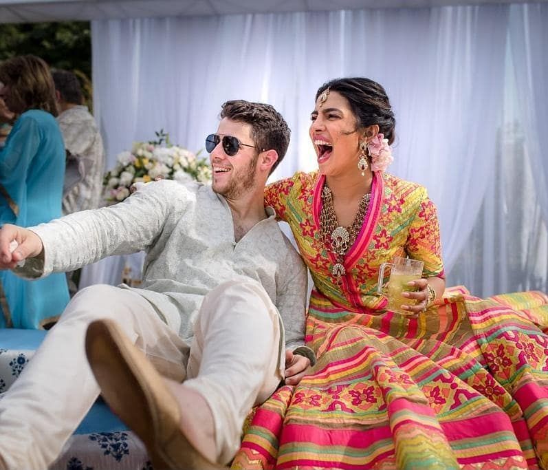 Πιο λαμπεροί από ποτέ! Η πρώτη εμφάνιση της Priyanka Chopra & του Nick Jonas ήταν ονειρική