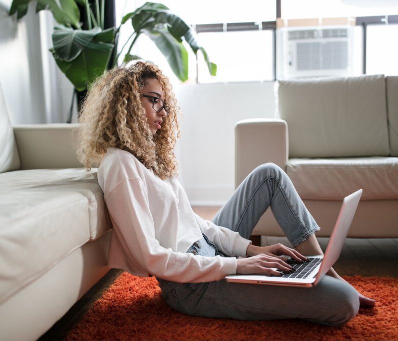 Δουλεύεις από το σπίτι; 3 tips για να παραμείνεις παραγωγική