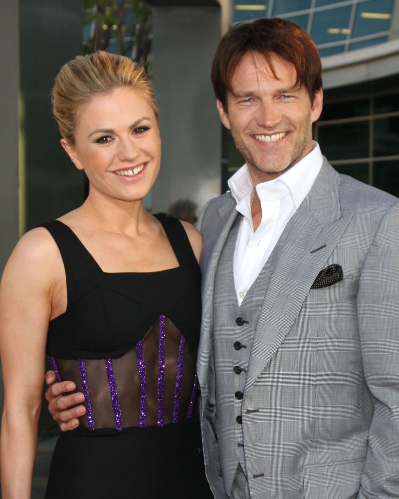 Ο Stephen Moyer δαγκώνει (με την άδεια της γυναίκας του)