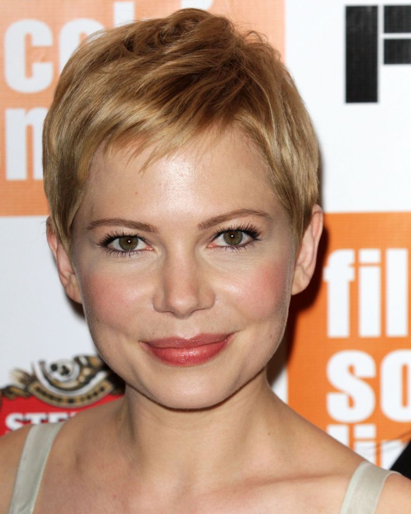 Ο σοβαρός λόγος που η Michelle Williams κόβει κοντά τα μαλλιά της