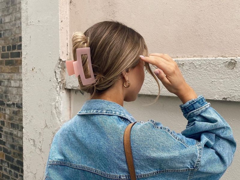 9 χτενίσματα με κλάμερ για να δώσεις 90’s vibes στα looks σου