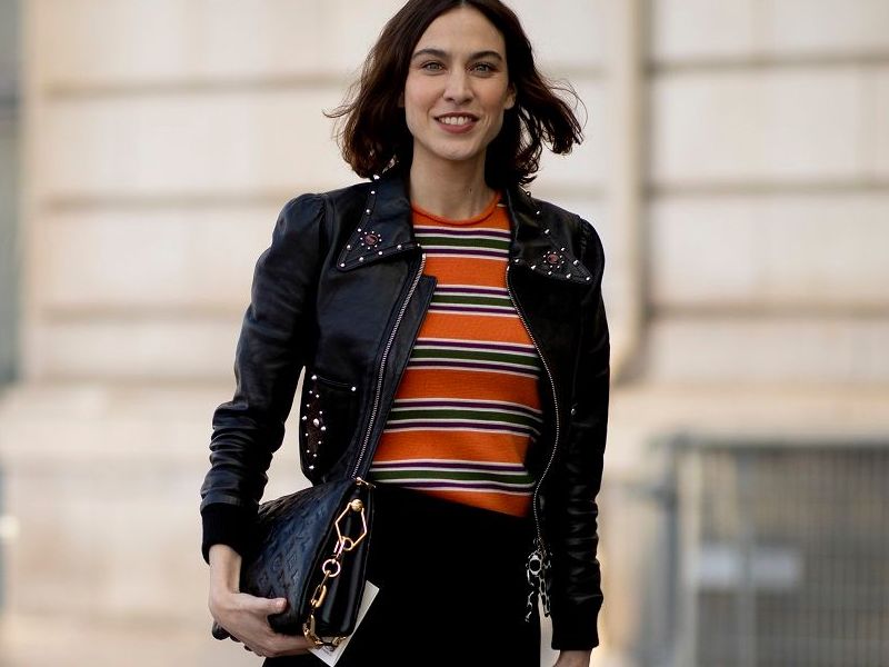 Style icon: Η Alexa Chung βρήκε το ιδανικό δερμάτινο jacket που θα φορέσουμε τώρα