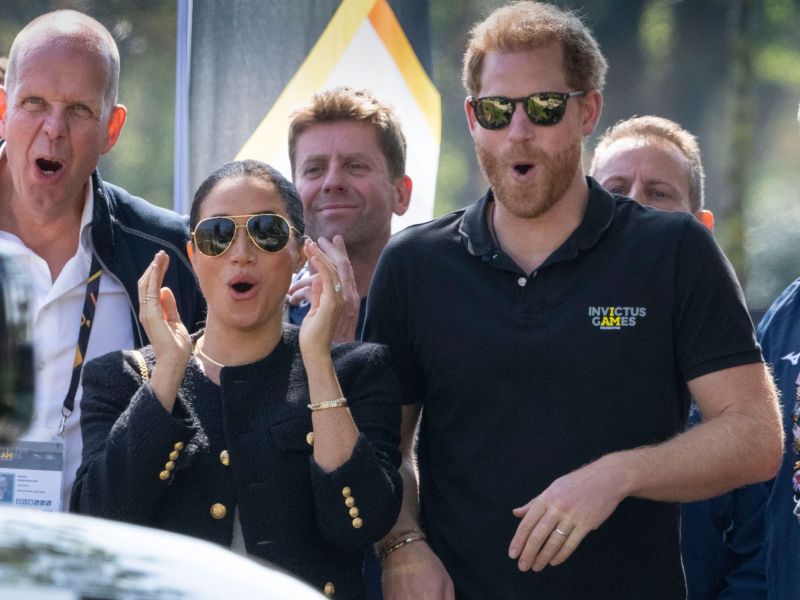 Ο πρίγκιπας Harry αυτοτρολάρεται με το πιο ακομπλεξάριστο σχόλιο για τα μαλλιά του