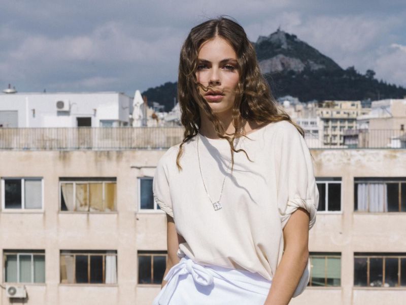 Τα new basics της καλοκαιρινής γκαρνταρόμπας μας είναι «λουσμένα στο φως»