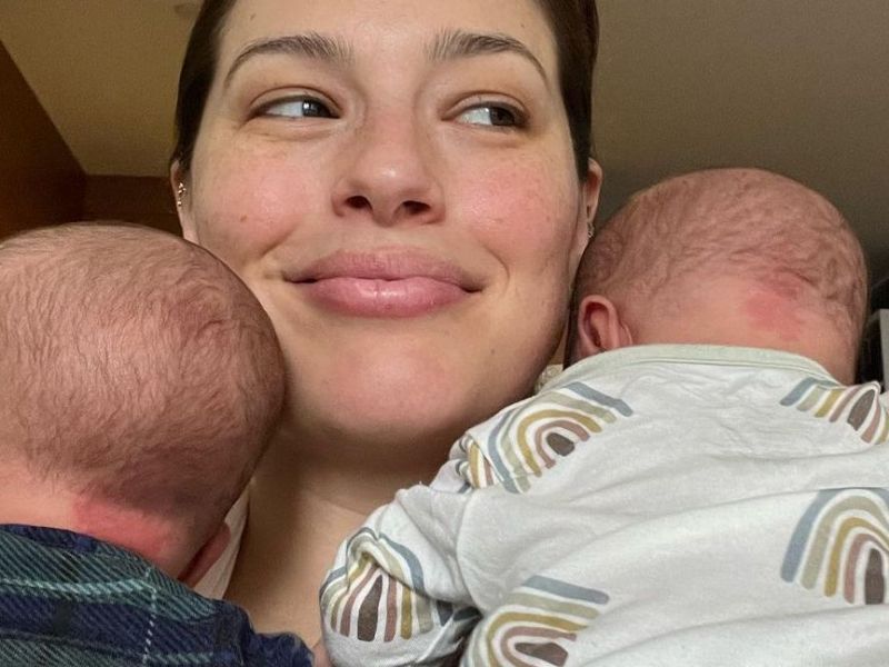 H Ashley Graham είπε και έδειξε την πιο μεγάλη αλήθεια για την κοιλιά μετά την εγκυμοσύνη