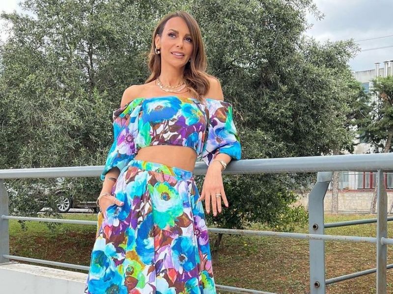Η Μπέττυ Μαγγίρα πιο chic και ανοιξιάτικη από ποτέ με floral combo