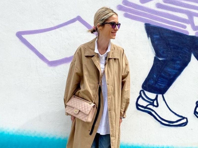 Casual chic vibes: Η Σοφία Καρβέλα δείχνει πώς να φορέσεις την καπαρντίνα τον Μάιο