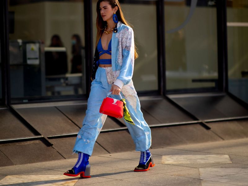 Τα relaxed παντελόνια είναι τάση -Ακολούθησε τα styling tips των Bella Hadid και Katie Holmes