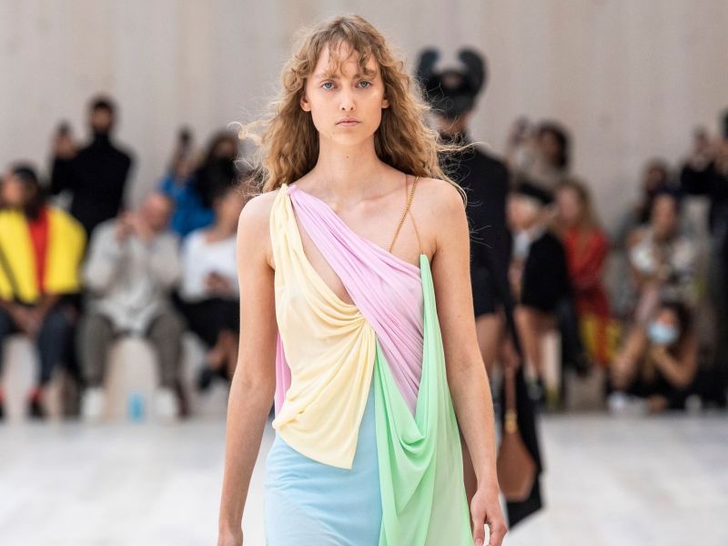 Το pastel φόρεμα της Loewe μας θύμισε ένα από τα πιο iconic φορέματα στην ιστορία της μόδας