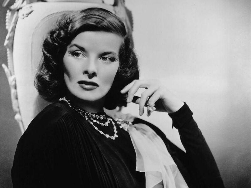 Katharine Hepburn: Η iconic γκαρνταρόμπα της star που μας δίδαξε το ανδρόγυνο στυλ