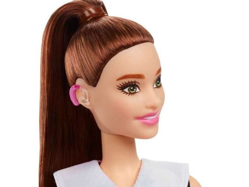 Μια Barbie με βαρηκοΐα και ένας Κen με λεύκη δείχνουν ότι «δεν παίζουν» με τη συμπερίληψη