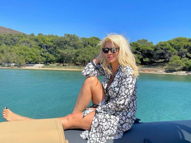 Η Ελένη Μενεγάκη με μαγιό στην Κάρυστο μαζί με τη μαμά της: Η αποκάλυψη για την παιδική της ηλικία