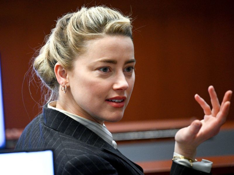 Λίγοι πρόσεξαν την κίνηση που έκανε η Amber Heard βγαίνοντας από το δικαστήριο