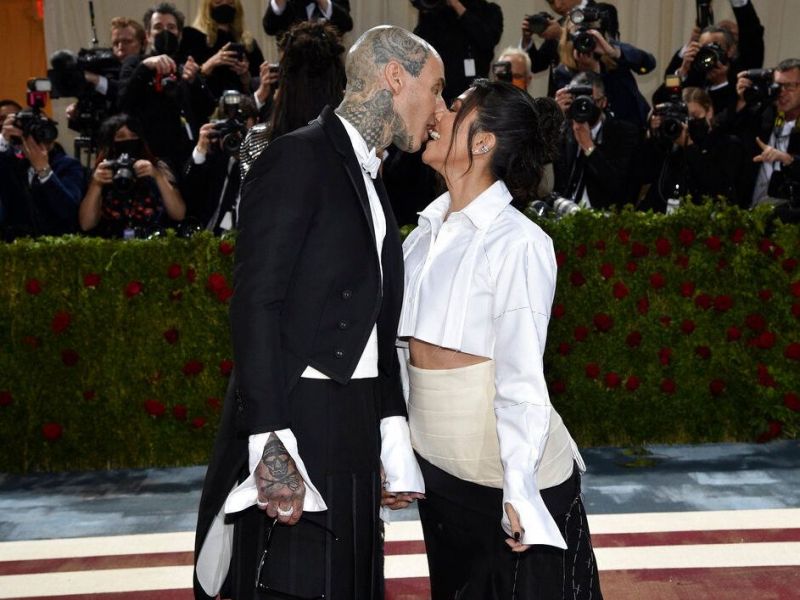 Kourtney Kardashian-Travis Barker: Το εορταστικό δείπνο λίγο πριν τον δεύτερο γάμο τους