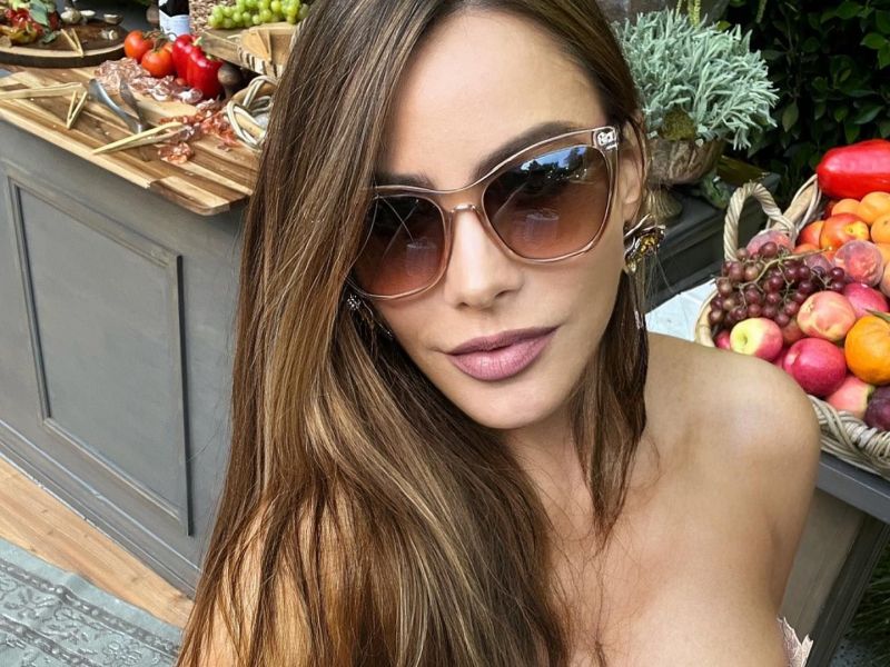 Η Sofia Vergara βρήκε την πόζα με μαγιό που θα θες να κλέψεις