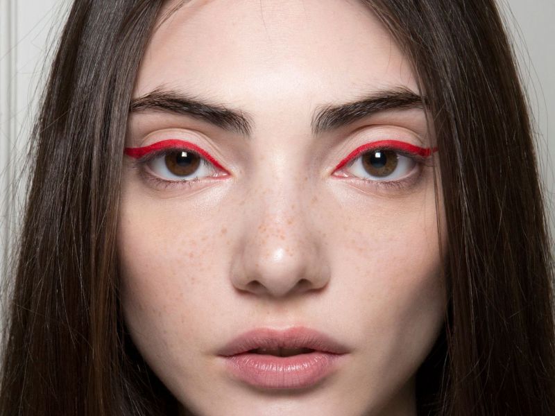 Κόκκινο eyeliner: 5 τρόποι να το φορέσεις από το πρωί ως το βράδυ