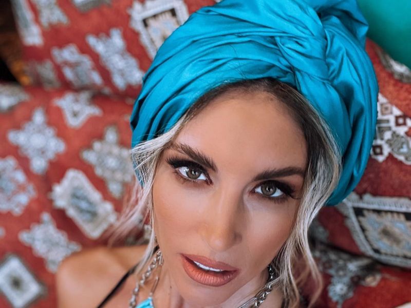 Η «bikini day» της Αθηνάς Οικονομάκου κάνει την Τετάρτη να μοιάζει με Κυριακή