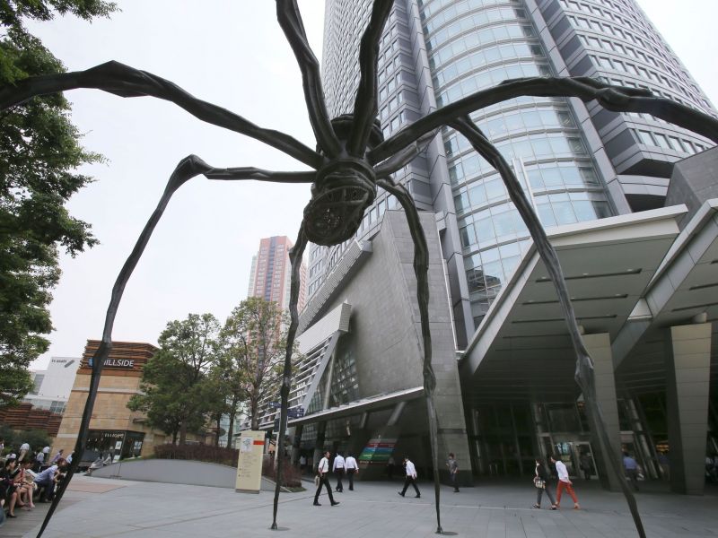 Η Louise Bourgeois παγίδευσε τη μητρότητα με την τέχνη στο πιο διάσημο έργο της ζωής της