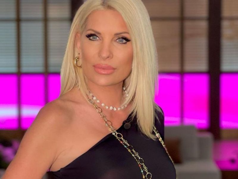 Η Ελένη Μενεγάκη εξήγησε τι είναι το «μίνι της μάνας» και ίσως έτσι βοήθησε και τη Χριστίνα Μπόμπα