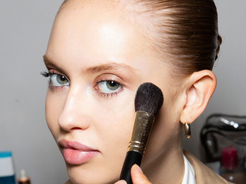 10 setting powders και spray για σταθερό μακιγιάζ όση ζέστη κι αν έχει