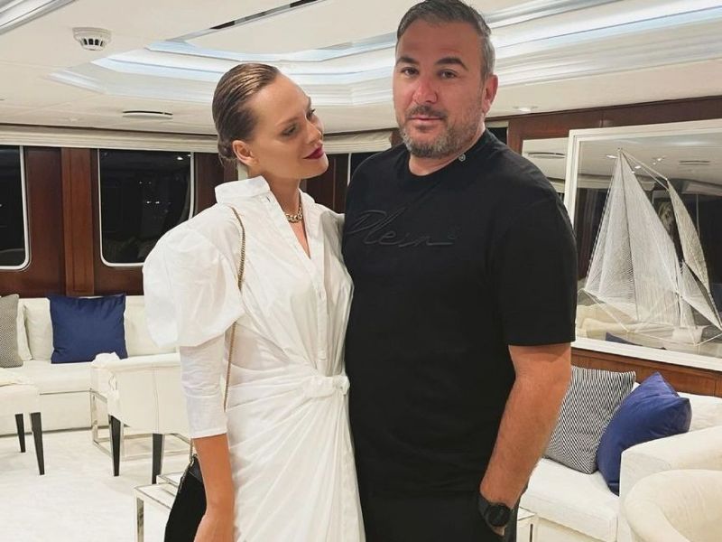Το πάρτι γενεθλίων της Υβόννης Μπόσνιακ: Το τρυφερό φιλί με τον Αντώνη Ρέμο και η απίθανη τούρτα