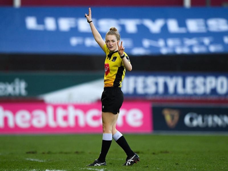 Hollie Davidson: Η πρώτη γυναίκα διαιτητής σε αγώνα ράγκμπι ανδρών γράφει ιστορία και εμπνέει