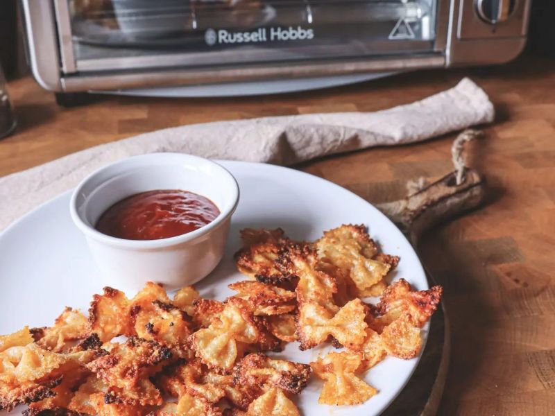 Pasta chips: Η απόλυτη συνταγή για το viral σνακ του TikTok