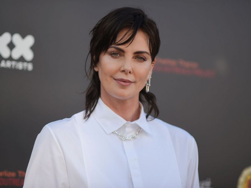 Η Charlize Theron έγινε καστανή και υιοθέτησε το πιο hot & edgy κούρεμα του 2022