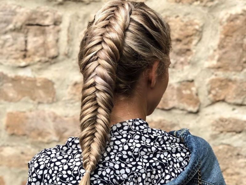 Dutch fishtail braid: Η πλεξούδα που θα σε σώσει αν δεν πρόλαβες να κάνεις ρίζα στο κομμωτήριο