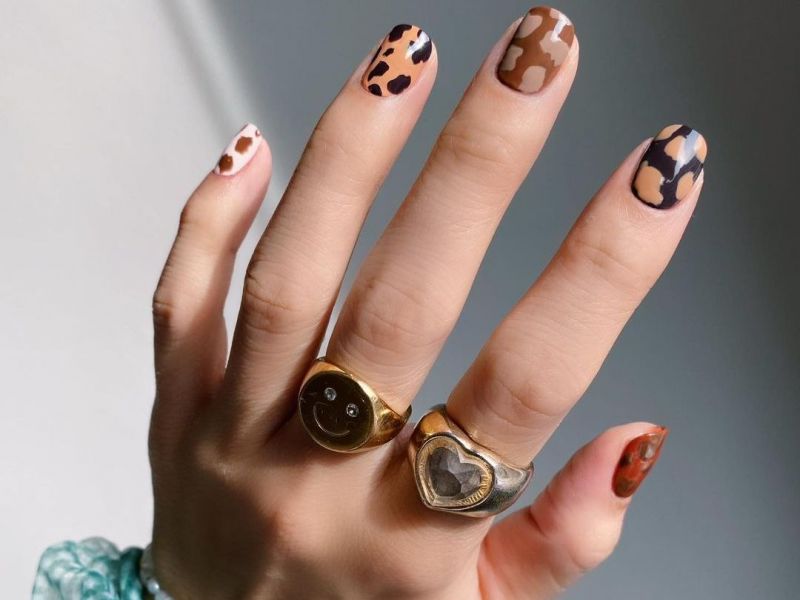 Cow print nails: 10 μανικιούρ στο πιο trendy animal print του καλοκαιριού
