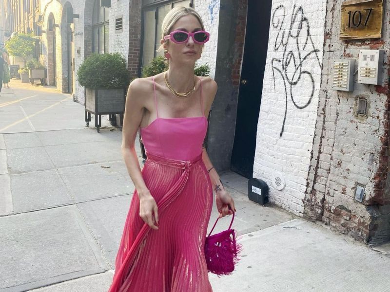 Σοφία Καρβέλα: Με total φούξια outfit έκανε άλλη μία εμφάνιση- πρόταση