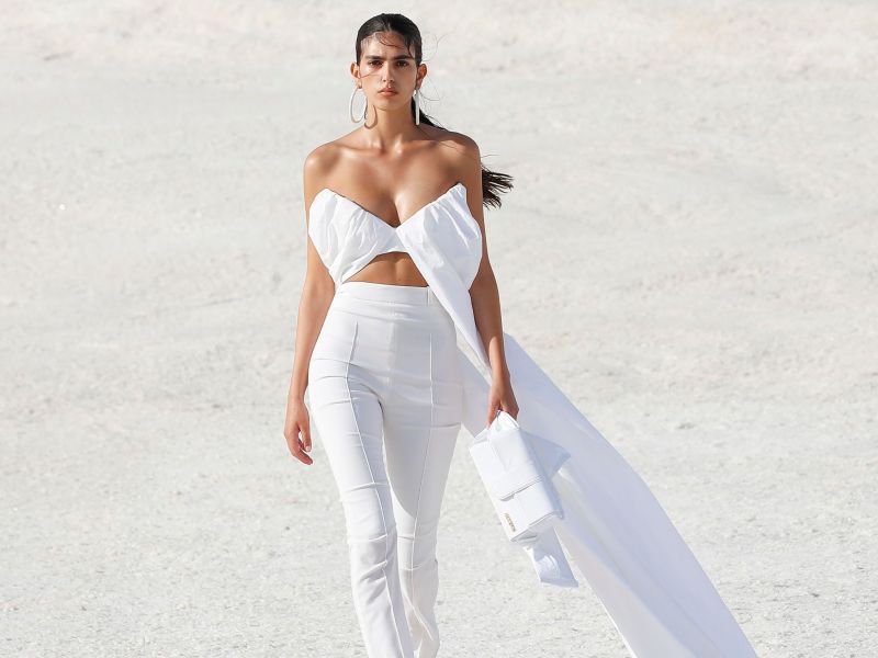 Η Fall 2022 συλλογή του Jacquemus γυρνά στην «couture» αφετηρία της, πάνω σε άμμο και αλάτι