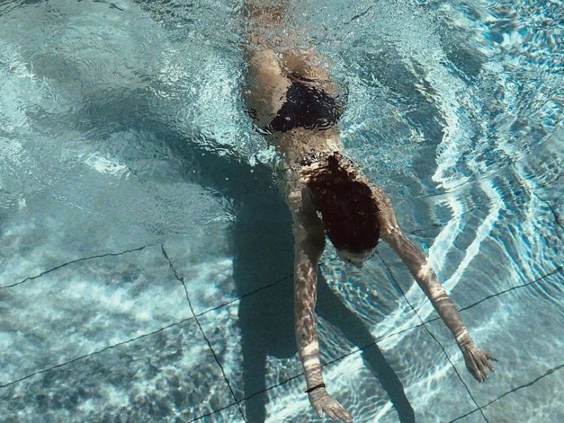 Η 21χρονη Μαρία Βοσκοπούλου μοιάζει με γοργόνα στις νέες φωτογραφίες της με μαύρο μπικίνι