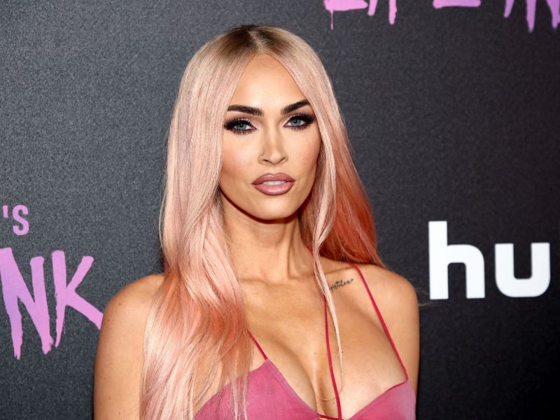 Pink lover - Η Megan Fox έβαψε τα μαλλιά της ροζ και θυμίζει Barbie