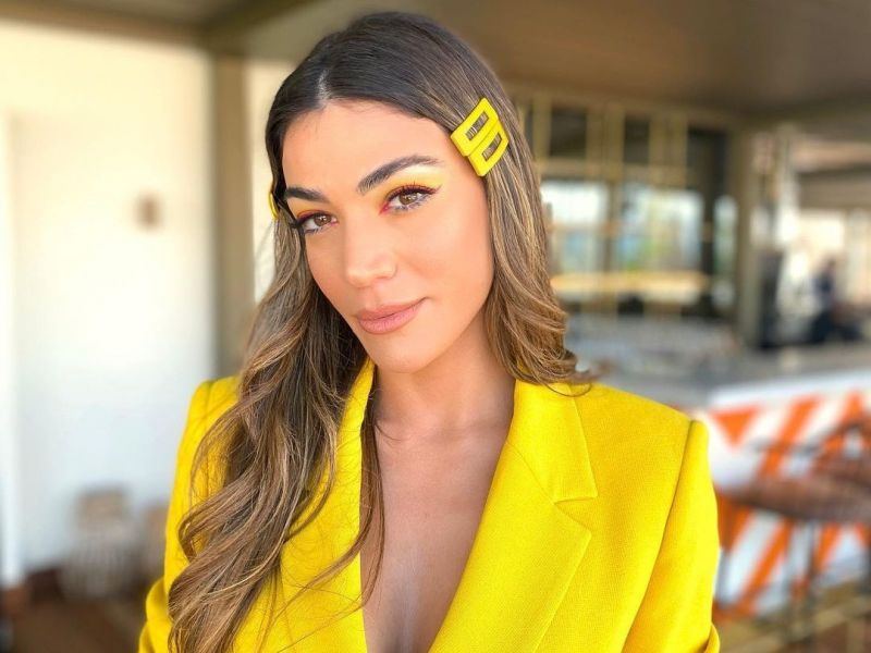 Yellow fever – Η Ήβη Αδάμου με κίτρινο eye look μάς δίνει έμπνευση για τα parties του καλοκαιριού
