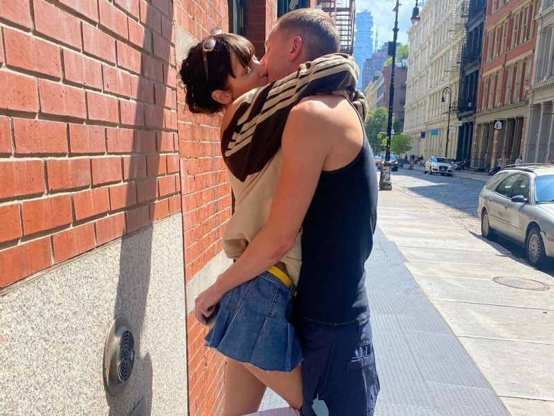 Με ένα «καυτό» φιλί η Bella Hadid έκανε Instagram official τη σχέση της με τον Marc Kalman