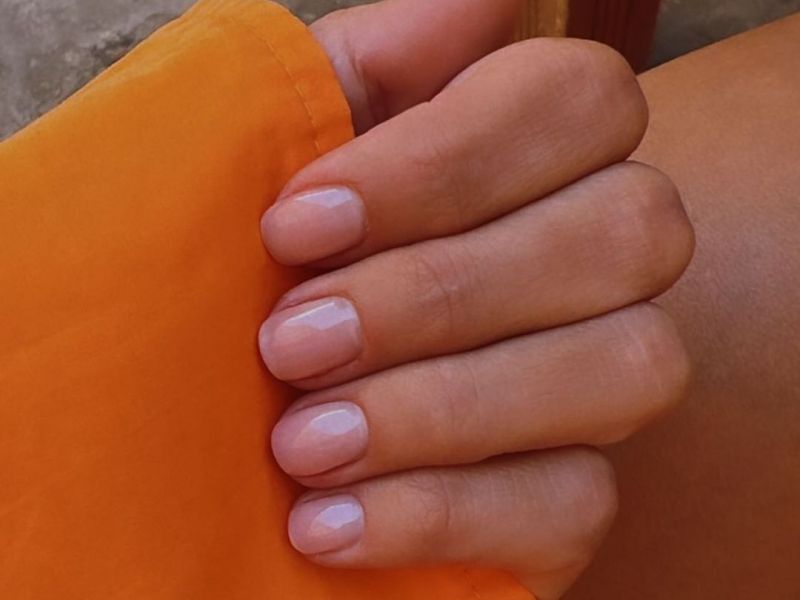 Russian manicure: Η Ηλιάνα Παπαγεωργίου μόλις δοκίμασε το πιο minimal nail trend του καλοκαιριού