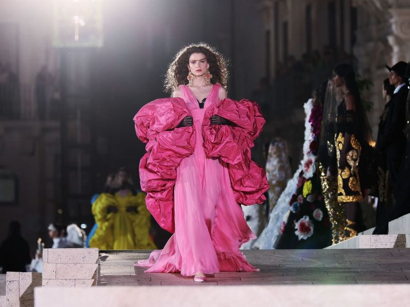 Οι Dolce & Gabbana γιόρτασαν τα 10 χρόνια της Alta Moda με ένα αυθεντικό σισιλιάνικο catwalk