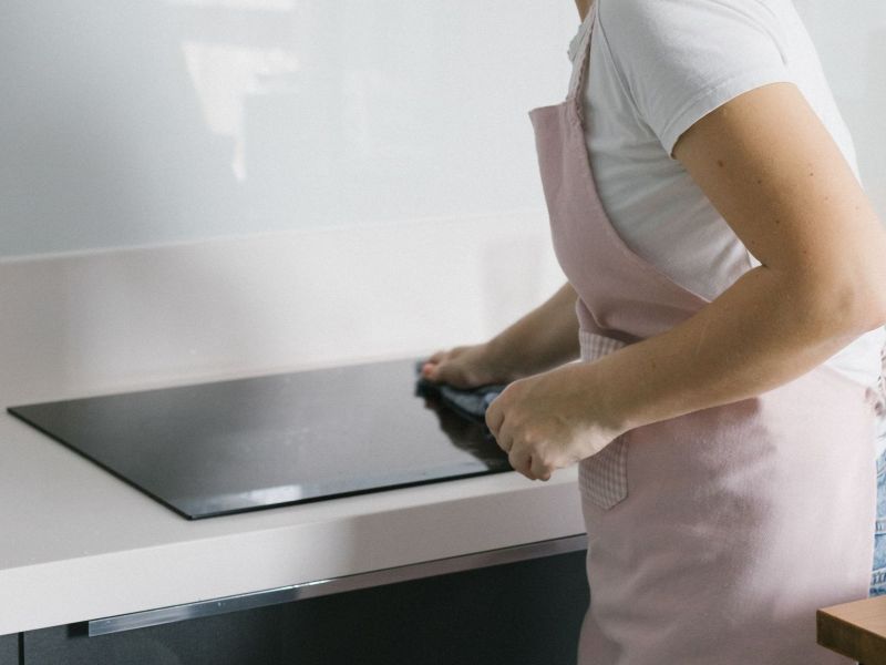 Πώς θα καθαρίσεις τη γυάλινη εστία της κουζίνας και θα τη διατηρήσεις για μέρες καθαρή