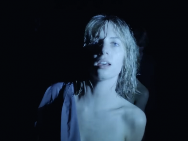 Maya Hawke: Η κόρη της Uma Thurman και του Ethan Hawke σε ανατρεπτικό μουσικό βίντεο