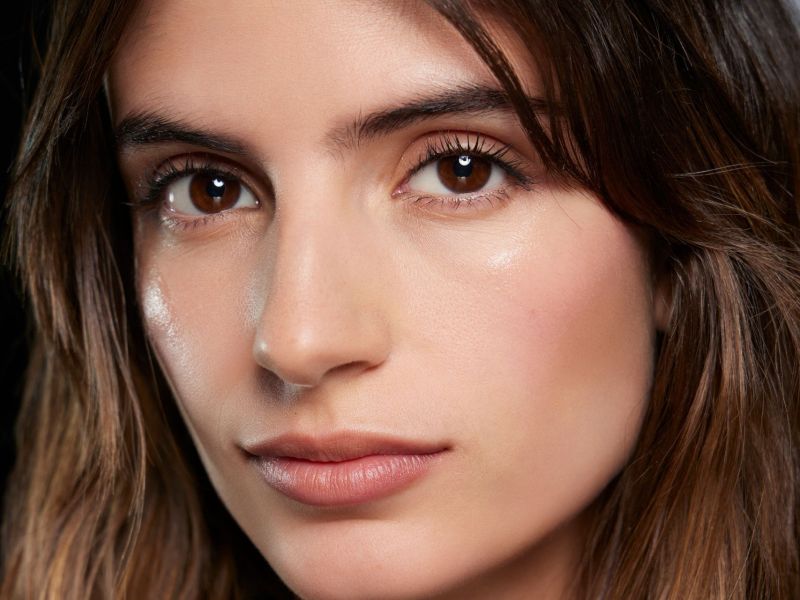 Δοκίμασε το beauty hack με το ρουζ και κανείς δεν θα καταλάβει τίποτα όσο άϋπνη κι αν είσαι
