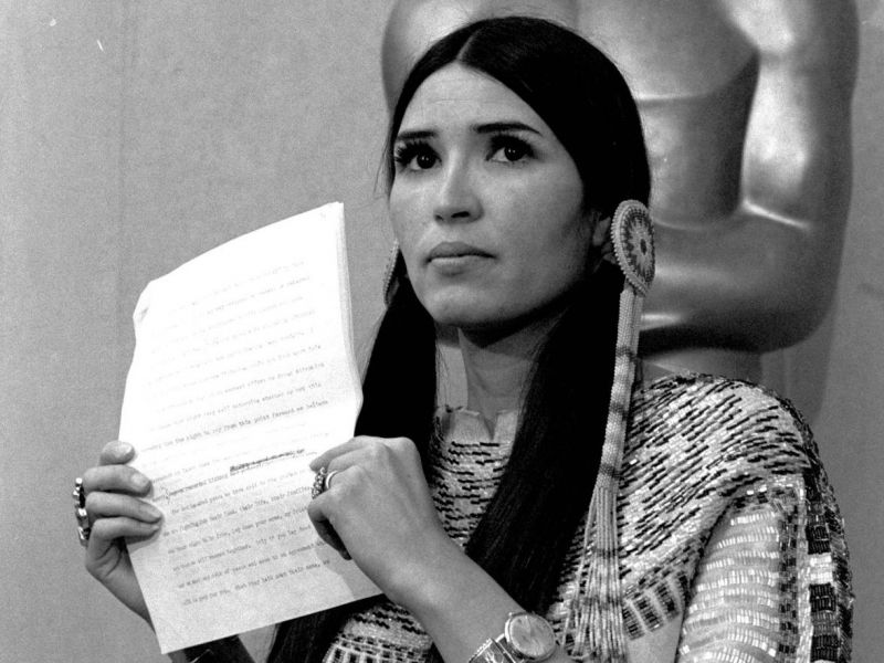 Η συγγνώμη της Ακαδημίας στη Sacheen Littlefeather 50 χρόνια μετά το Όσκαρ του Marlon Brando