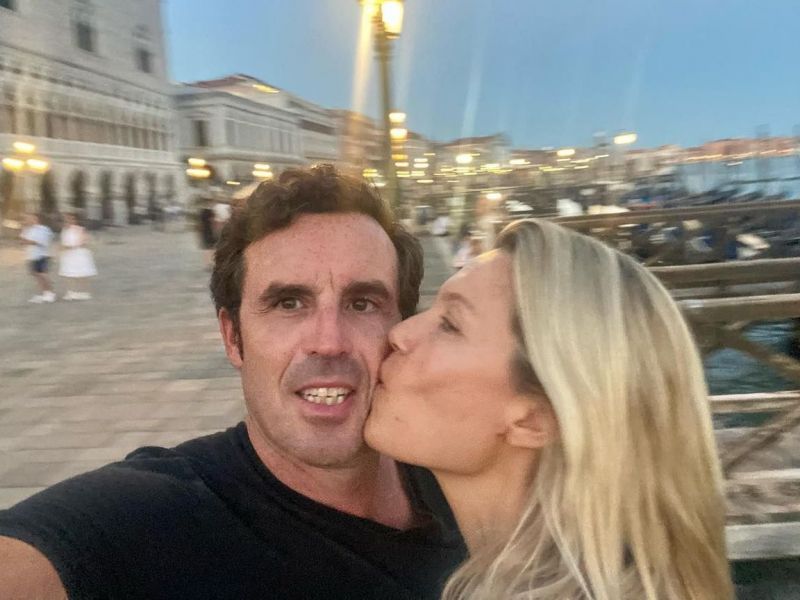 Η Βίκυ Καγιά φωτογράφισε τον σύζυγό της, Ηλία Κρασσά, και τα παιδιά τους στην παραλία