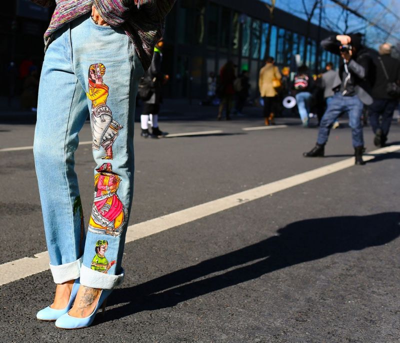 Αυτό το denim trend δεν βλέπουμε να μας «εγκαταλείπει» σύντομα και μάλλον καταλαβαίνουμε το γιατί