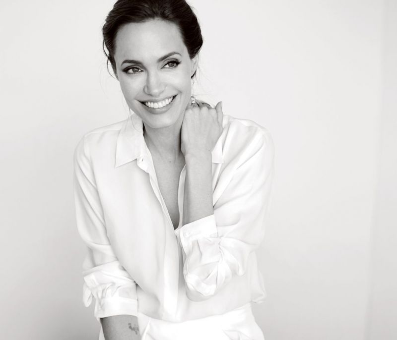 Η Angelina Jolie σε μία «no bra» εμφάνιση και άκρως ανανεωμένη