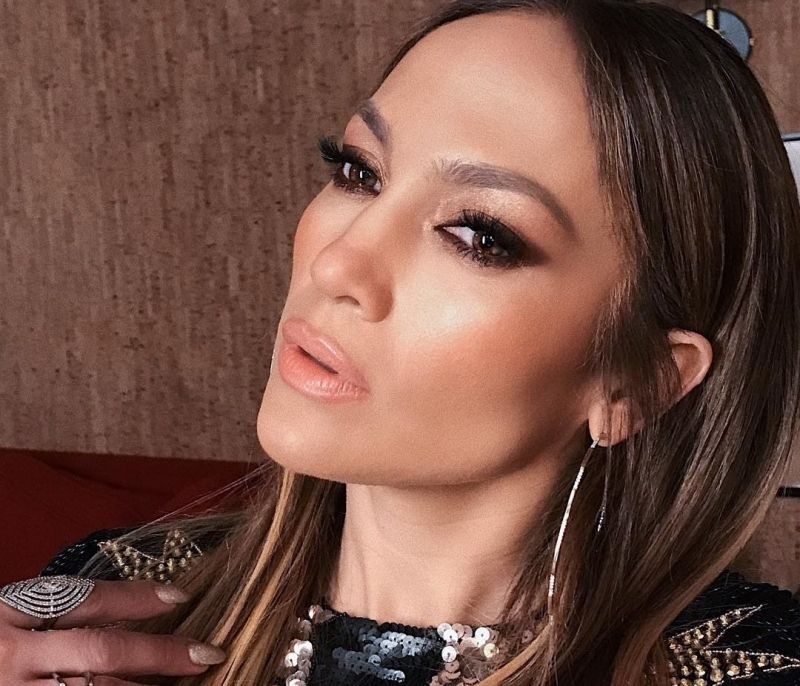 Το tip στο μακιγιάζ ματιών της JLO & της Selena Gomez που πρέπει να ξέρεις