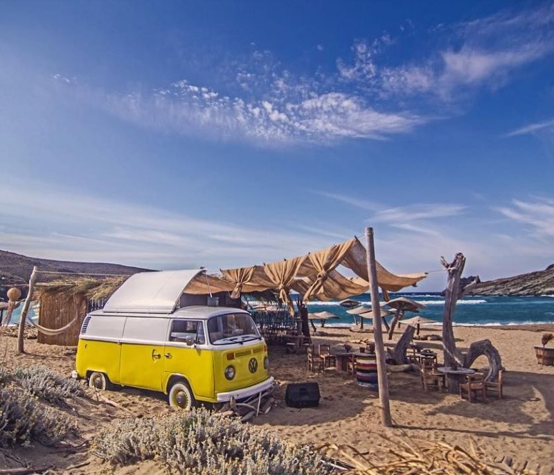 Αυτά είναι τα 10 καλύτερα ελληνικά beach bars σύμφωνα με τον Guardian