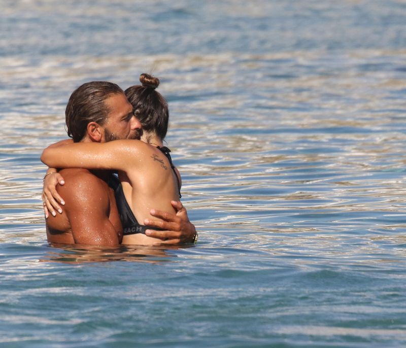 #CoupleGoals: O Γιάννης Μαρακάκης και η σύζυγός του στην παραλία