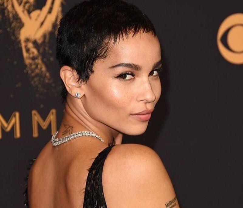 Zoë Kravitz: Ξέρουμε ποιο είναι το τέλειο nude- κοραλί κραγιόν που φορούσε στα Emmys