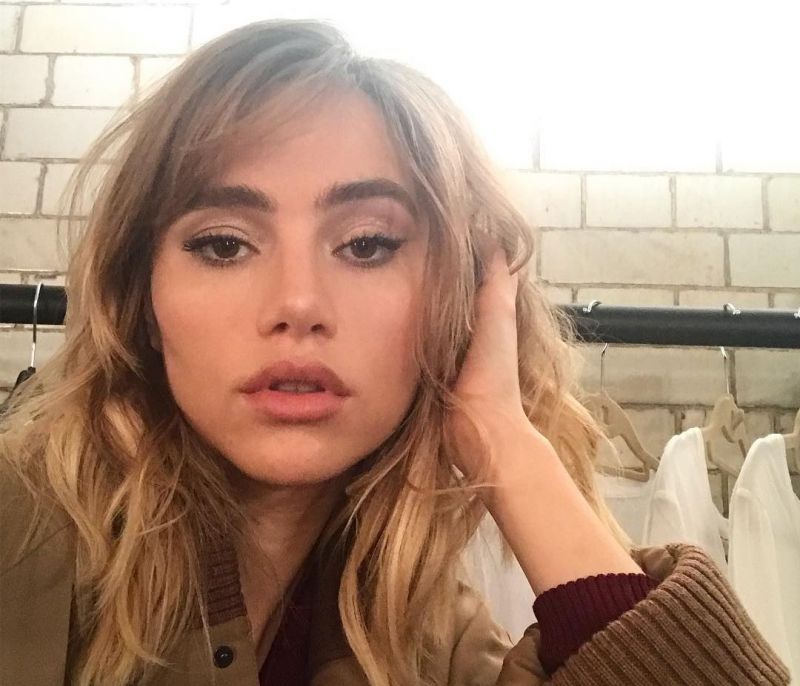 Το ανέξοδο τρικ της Suki Waterhouse για να κάνει απολέπιση στην επιδερμίδα της